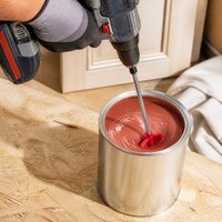 Mélangeur de peinture à quatre lames en plastique avec arbre métallique et extrémité en boucle noire pour perceuse, idéal pour mélanger les revêtements muraux