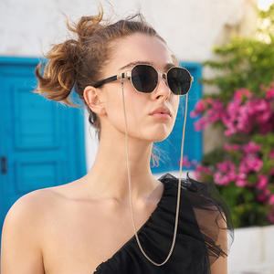 Lunettes de soleil polygonales pour femme DG-5335, monture noire, verres PC, protection UV400, avec chaîne en métal pour un look tendance - Product Image 2