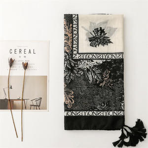 ファッショナブルなネイビーブルーブラックリーフ柄ビーチウェアスカーフショールコットンボイル生地プリントトライバルタッセルBohoスカーフ女性 - Product Image 2