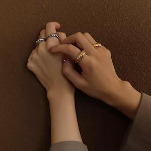 Anelli di moda nuovo all'ingrosso 18K oro PVD placcato 316L in acciaio inox piccolo di grandi dimensioni 4-12 alla moda Non appannamento anello per donna uomo