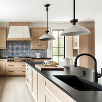 CBMMart Armoire de cuisine en chêne blanc en bois massif en forme de L Villa Cascade Île de marbre avec panier Armoires de cuisine au design moderne
