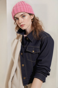 비즈니스용 맞춤형 도매 여성 겨울 비니 – 로즈 레드 청키 니트, 특별히 두꺼운 따뜻한 접이식 챙 - Product Image 3