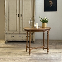 Table d'appoint ovale vintage en bois massif, table basse sculptée de style mid-century, table à thé vieillie pour la vente en gros de meubles de studio et d'hébergement touristique