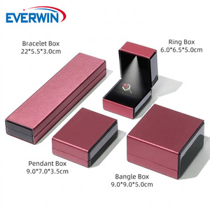 Boîte à bijoux carrée élégante EVERWIN avec éclairage LED, boîte à bagues, étui de rangement pour pendentifs et colliers, pour l'emballage de bijoux - Product Image 5