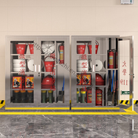 Grand armoire de sécurité incendie moderne en acier inoxydable avec portes vitrées pour extincteurs, tuyaux et équipement d'urgence - Utilisation extérieure