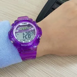 Venta al por mayor de los hombres encanto cronógrafo reloj deportivo Digital resistente al agua con retroiluminación para los árbitros de moda y asequible