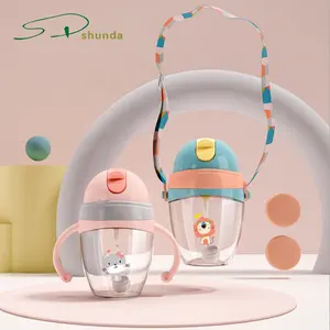 뚜껑 손잡이를 가진 Sippy 컵을 마시는 새로운 디자인 240ml/320ml 물병 누설 예방 유출 없음 유아 Tritan 아기 훈련