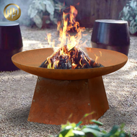 Foyer extérieur simple en acier métallique rouillé avec chauffage barbecue