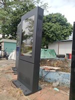 Totem publicitaire numérique double face sur pied pour extérieur, étanche IP65, haute luminosité, idéal pour les places, parcs et arrêts de bus