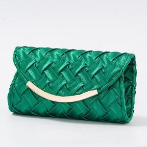 Elegante y Práctica Bolsa de Noche Color Champán, para Llevar en la Mano o al Hombro, Ideal para Bodas, Banquetes y Fiestas - Product Image 3