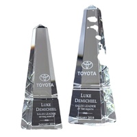 Trophée en cristal à double pointe avec base symétrique, personnalisable pour les événements majeurs et la reconnaissance des équipes