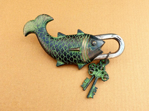 Cadenas décoratif vintage en forme de poisson, cadenas de sécurité artisanal en métal antique à motif poisson, style nautique - Product Image 2