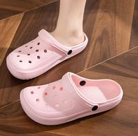 Sabots blancs en EVA pour jeunes et hommes sandales souples avec logo personnalisé été/hiver pantoufles unies en vente en gros