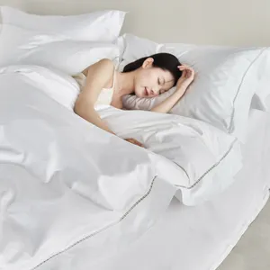 Conjunto de cama de hotel com design mais recente, roupa de cama de linho de qualidade, luxuosa, acolchoada, fronha branca, fronha bordada