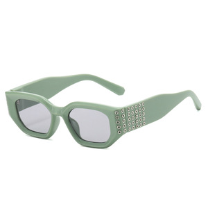 Lunettes de soleil tendance Y2K punk à rivets et monture épaisse pour femmes, logo personnalisé OEM ODM, vente en gros, lunettes de soleil de luxe de haute qualité - Product Image 5