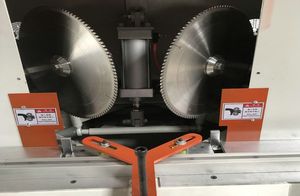 เครื่องเลื่อยไฟฟ้าไฮดรอลิกแบบหัวคู่เครื่องตัดอลูมิเนียมงานไม้มุมกว้างและประตูหน้าต่าง - Product Image 6