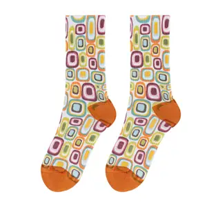 Vente en gros de chaussettes à impression numérique à 360 degrés Chaussettes en coton personnalisées Chaussettes à tube moyen Chaussettes d'équipage Street Art tendance pour femmes