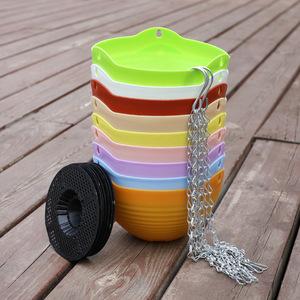 Pot de fleurs suspendu en plastique coloré P480 avec chaîne métallique et trou de drainage pour plantes rampantes - Product Image 2