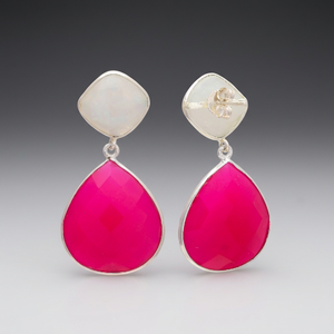 Nouveauté - Boucles d'oreilles tendance en calcédoine fuchsia, argent sterling plaqué or, faites à la main, pierres précieuses, pour un anniversaire - Product Image 3
