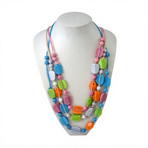 Collier Multicouche en Résine Perlée pour Femme – Bijou Unique Vert Jaune Coloré – Pièce Tendance et Spectaculaire pour Femme - Product Image 2