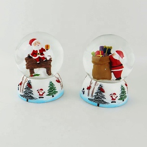 Globe de neige de Noël en résine, avec figurines de bonhomme de neige et de Père Noël, idéal pour les cadeaux - Nouveauté en promotion - Product Image 2