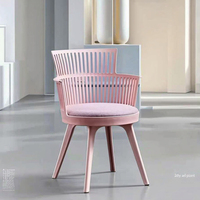 Chaise en plastique rose colorée à assise perforée pour salle à manger, design moderne, mobilier classique pour chambre, cuisine, restaurant, café