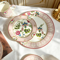 Service de table élégant en porcelaine fine à motifs floraux, assiettes en céramique rose à bord doré, parfait pour les cadeaux de mariage, le thé de l'après-midi et les banquets