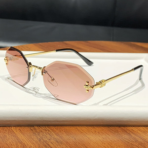 Gafas de Sol Octagonales sin Montura para Mujer, Lentes Degradados en Morado, Protección UV400, Diseño Ligero y Moderno - Product Image 3