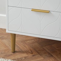 Table de chevet scandinave blanche avec 2 tiroirs, motif feuille sculpté, poignées barre dorée, pieds coniques, OEM ODM