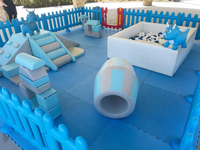 Aire de jeux intérieure commerciale pour enfants, équipement de jeu souple, piscine à balles blanche, ensemble d'escalade coloré Softplay