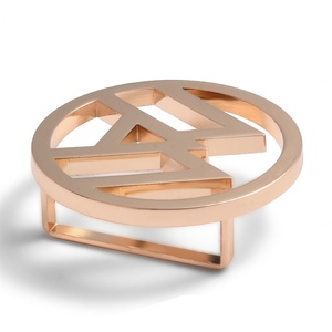 Hebilla de Cinturón Metálica de Alta Calidad, Diseño Redondo con Letra y Logotipo de Auto en Oro Rosa - Product Image 3