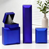 Boîte d'emballage de bijoux LED haut de gamme avec éclairage pour l'affichage de bagues, pendentifs, colliers et bracelets, boîte de rangement de bijoux personnalisable avec logo, idéale pour les cadeaux