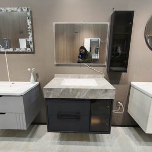 Ensemble de meuble-lavabo de salle de bain moderne en contreplaqué laqué noir, armoire murale, dessus en marbre, lavabo en céramique blanche, miroir, utilisation hôtelière - Product Image 1