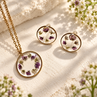 Nouvel ensemble de bijoux 2026 pour femme : collier et boucles d'oreilles en résine avec fleurs d'alyssum séchées naturelles, en acier inoxydable doré