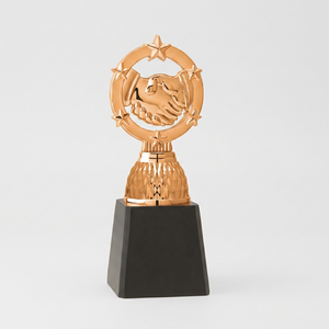 Trophée portable plaqué or avec gravure, design étreinte et étoiles, pour récompenses d'entreprise - Product Image 1