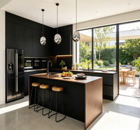 Meubles de cuisine modernes noirs mats sans poignées avec accents en bois chaud et îlot intégré pour résidences haut de gamme