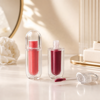 Flacons de gloss en capsule à double couche avec dôme transparent, applicateur floqué blanc, teintes rouge corail et rouge baie, gloss liquide brillant en gros