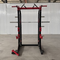Rack de musculation commercial Smith Machine Power Cage 75x75mm en tube d'acier de 3mm avec barre de traction, Landmine, crochets en J et bras pour salle de sport CE ISO OEM