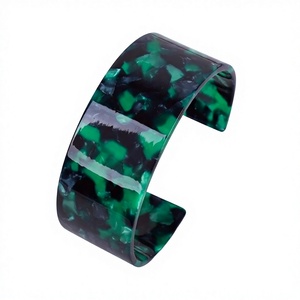 Bracelet manchette tendance en résine verte fait main, design fantaisie en acrylique lucite, bijou unisexe à la mode, cadeaux de mariage pour femme - Product Image 1