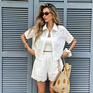 Ensemble de costume décontracté blanc pour femme, design ajouré au crochet, style été, tailles SMLXLXXL, mode Europe et Amérique - Product Image 1