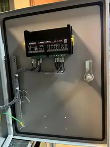 Gabinete de control de accionamiento de CA trifásico inteligente para motor de bomba de aguas residuales 380V con enchufe CN Panel de control de motor estándar