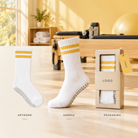 Chaussettes Pilates Grip Studio à rayures, semelle intégrale, ajustement parfait, taille graduée, blanches, à deux rayures au bord, pour un maintien optimal