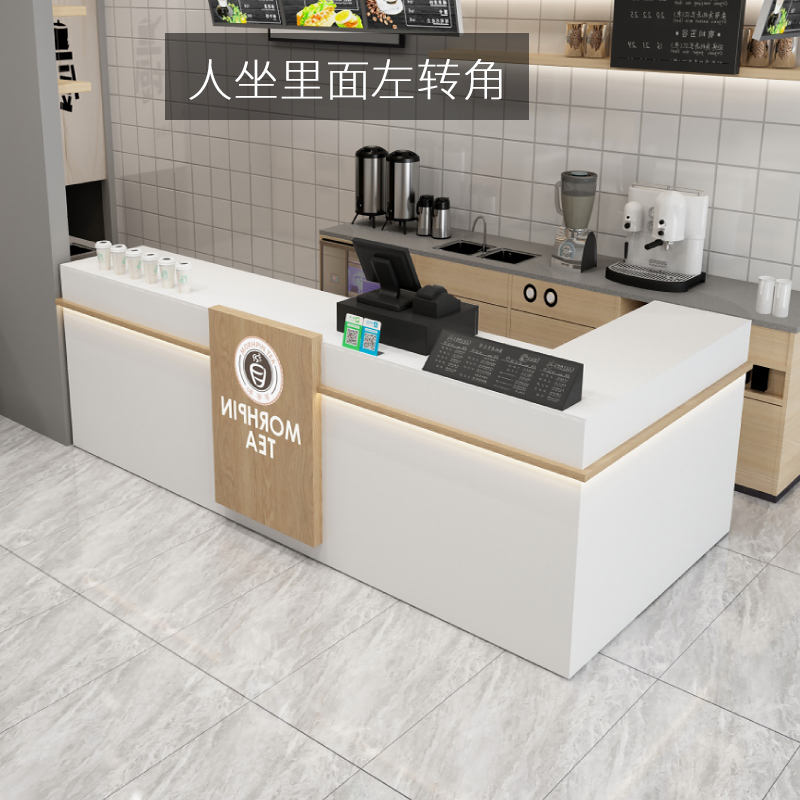 La persona se sienta en la esquina izquierda dentro