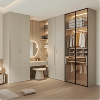 Armoire de chambre à coucher de style villa de luxe, avec portes en verre et structure en acier, placard moderne en bois sur mesure, dressing