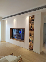 Mueble de TV de Pared Integrado con LED, Puertas de Vidrio y Estantes Abiertos, Moderno, Color Beige, para Sala de Estar