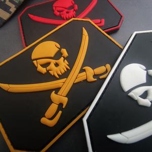 แผ่นแปะยางพีวีซีแบบนิ่มรูปหัวกะโหลก 3 มิติ ใบมีดคู่ เป็นมิตรกับสิ่งแวดล้อม พร้อมตะขอเกี่ยว  โลโก้สั่งทำได้สำหรับเสื้อผ้า - Product Image 5