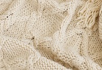Plaid en tricot torsadé de luxe avec pompons pour la literie ou le canapé