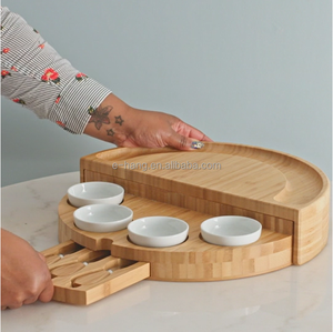 <span class=keywords><strong>Planche</strong></span> de service à fromage pivotante, Compact et personnalisé en bambou avec jeu de couteaux - Product Image 4