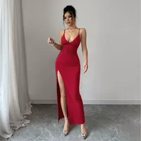 Robe moulante unie en polyester à fente latérale pour femme, bretelles spaghetti, style été rouge, faible MOQ, service OEM ODM