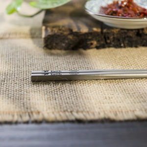 Baguettes de luxe modernes de conception coréenne en titane écologique, couleur argent, surface sablée, réutilisables, avec manche carré solide, vente en gros - Product Image 2